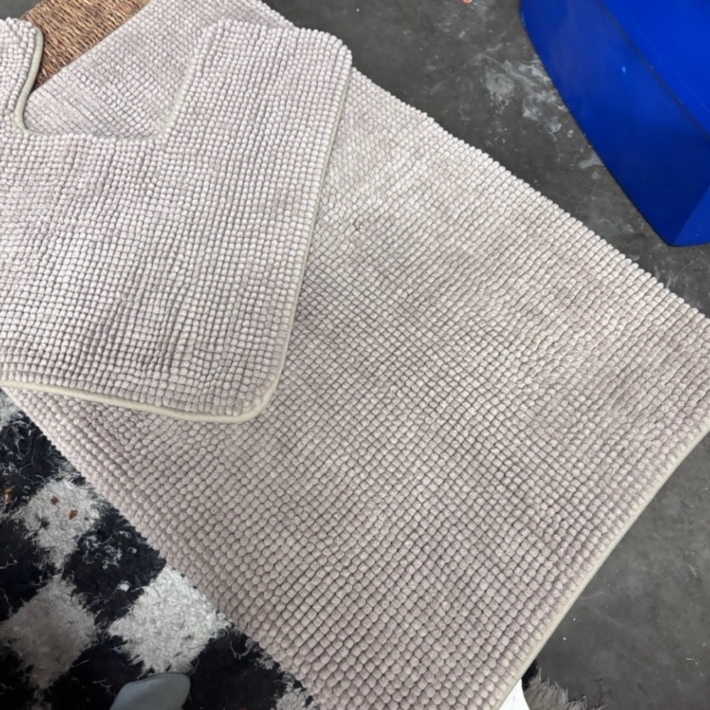Light Tan Textured Towel Set w/Matching Bathroom Rugs - Picture 7 of 7